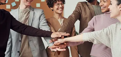 Equipo de una empresa cuidando su salud en el entorno laboral